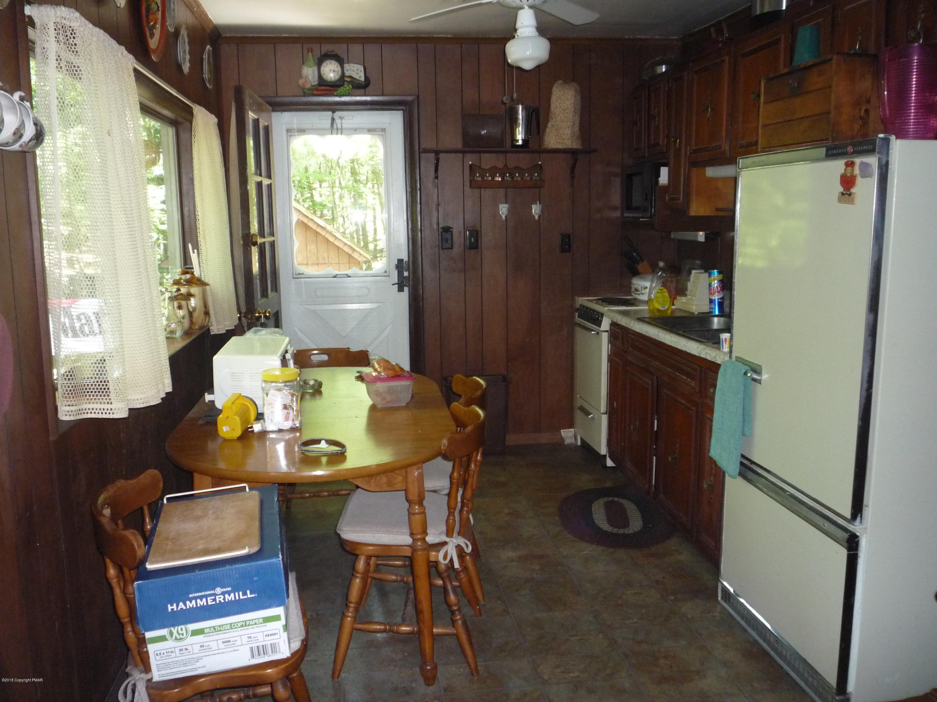 696 Chickadee Lane Bushkill, PA 18324 - Photo 5 of 25 Kitchen