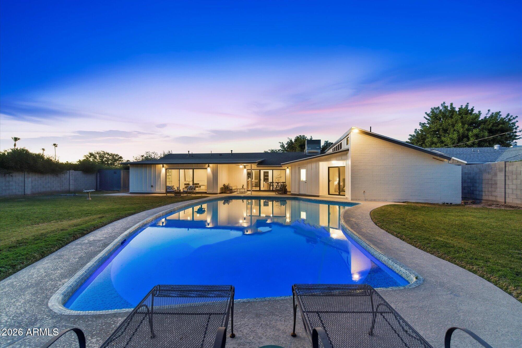 325 West Loma Lane Phoenix, AZ 85021 - Photo 22 of 30 Evening Pool View