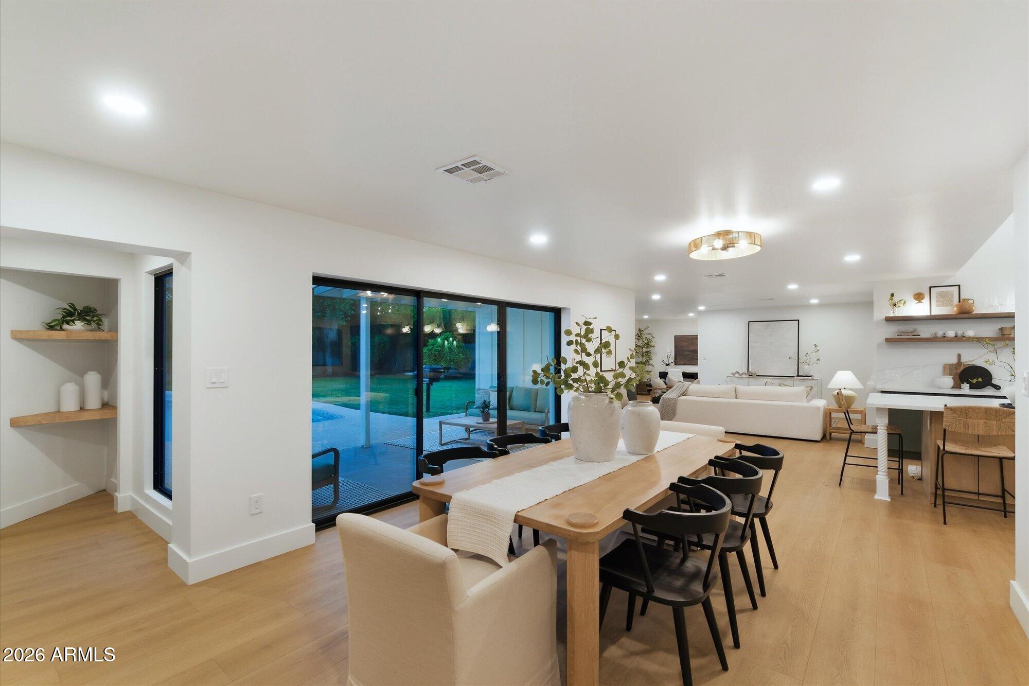 325 West Loma Lane Phoenix, AZ 85021 - Photo 4 of 30 Seamless Dining to Living