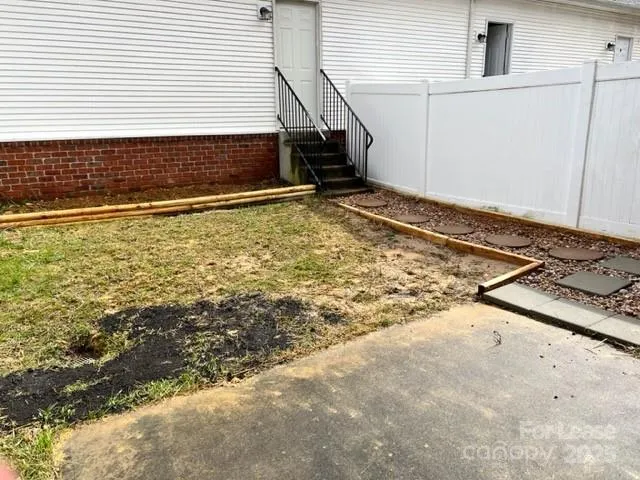 a view of a house with backyard