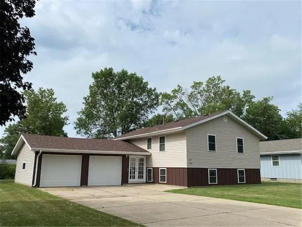 $850 | 2009 Great Bend Boulevard, Windom, MN 56101