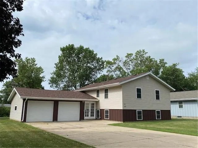 $850 | 2009 Great Bend Boulevard, Windom, MN 56101