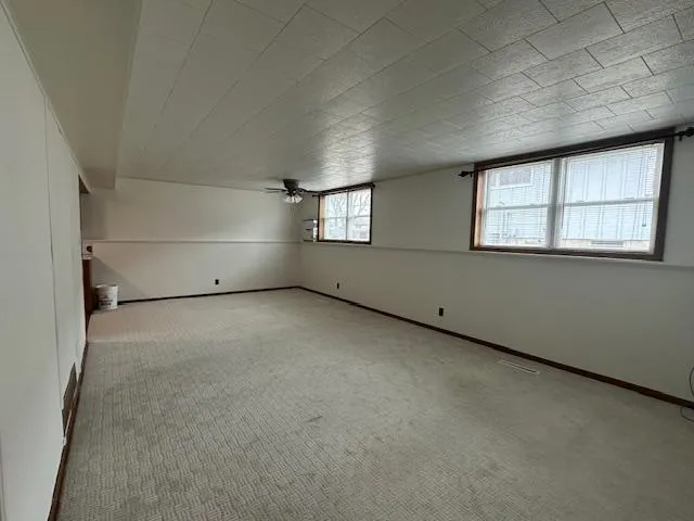 $850 | 2009 Great Bend Boulevard, Windom, MN 56101