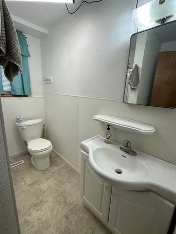 $850 | 2009 Great Bend Boulevard, Windom, MN 56101