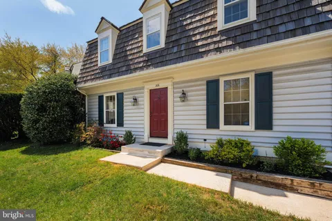 a view of a house with backyard and garden