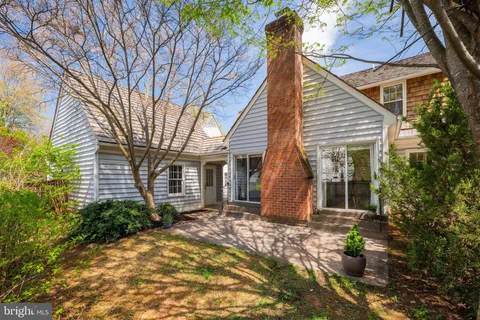 a view of a house with backyard