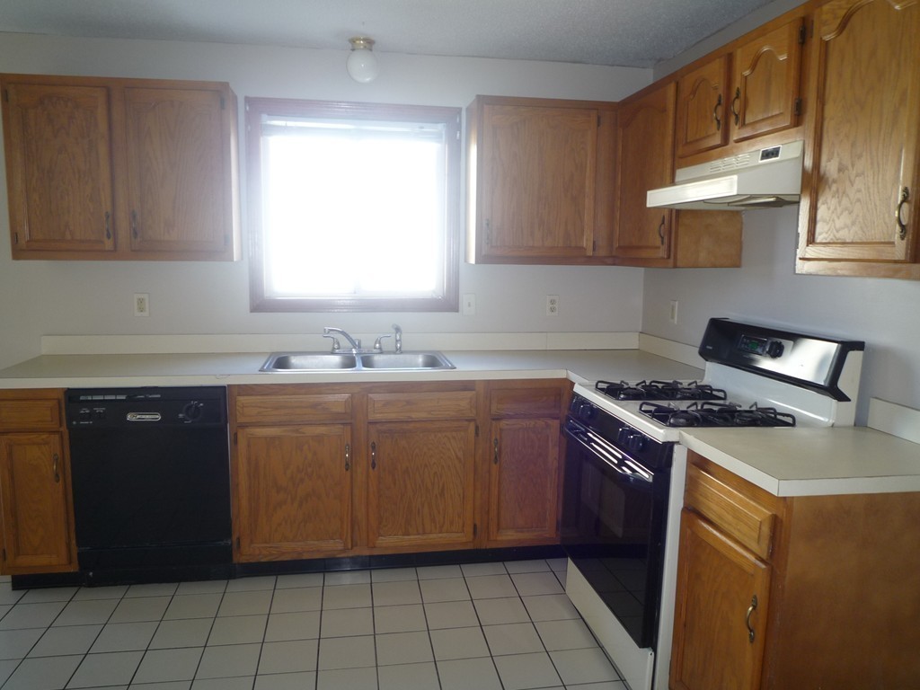 866 Cambridge Street Fall River, MA 02721 - Photo 3 of 21