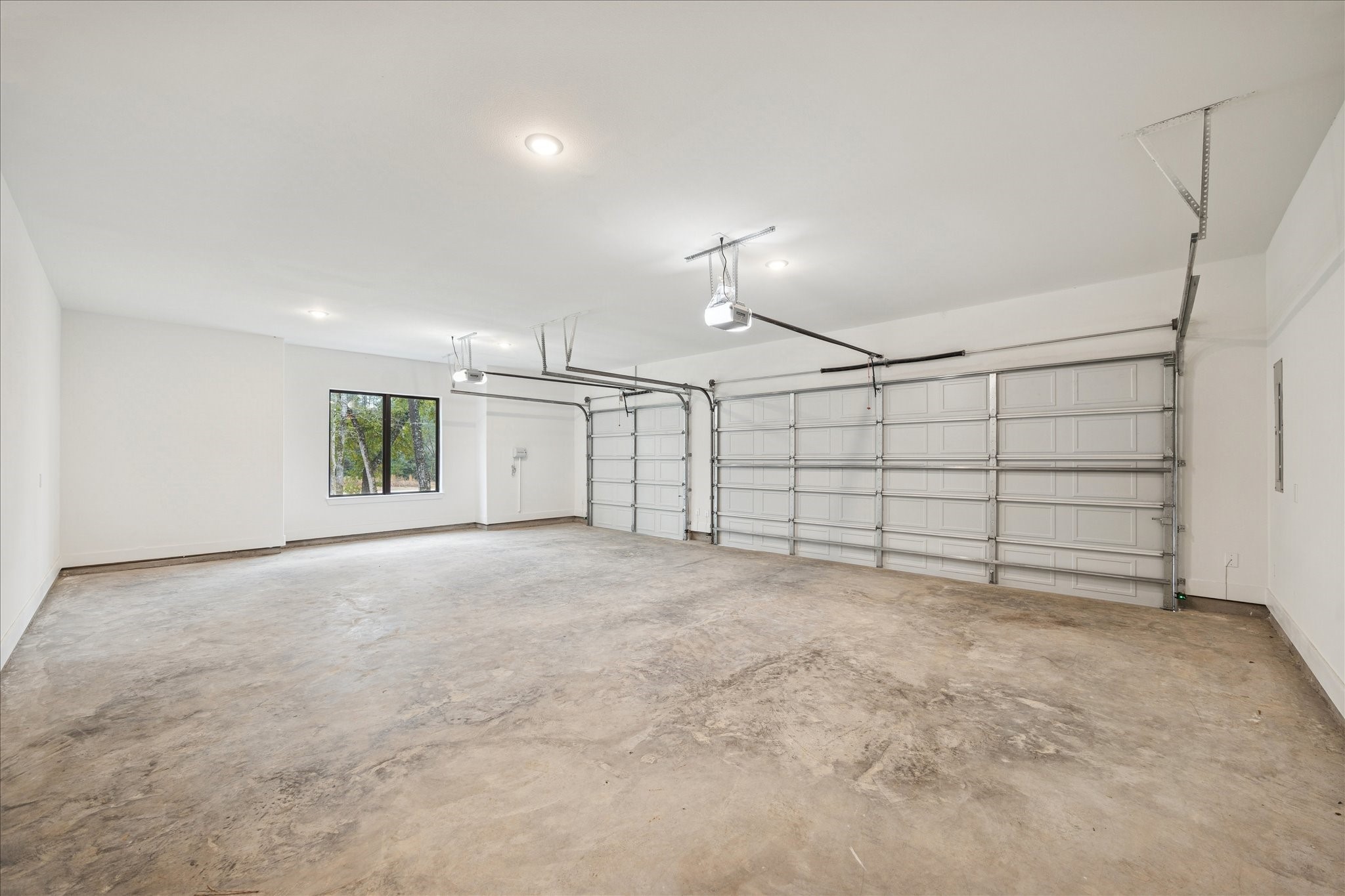 104 Dawn Court Huntsville, TX 77340 - Photo 35 of 37 a view of a garage