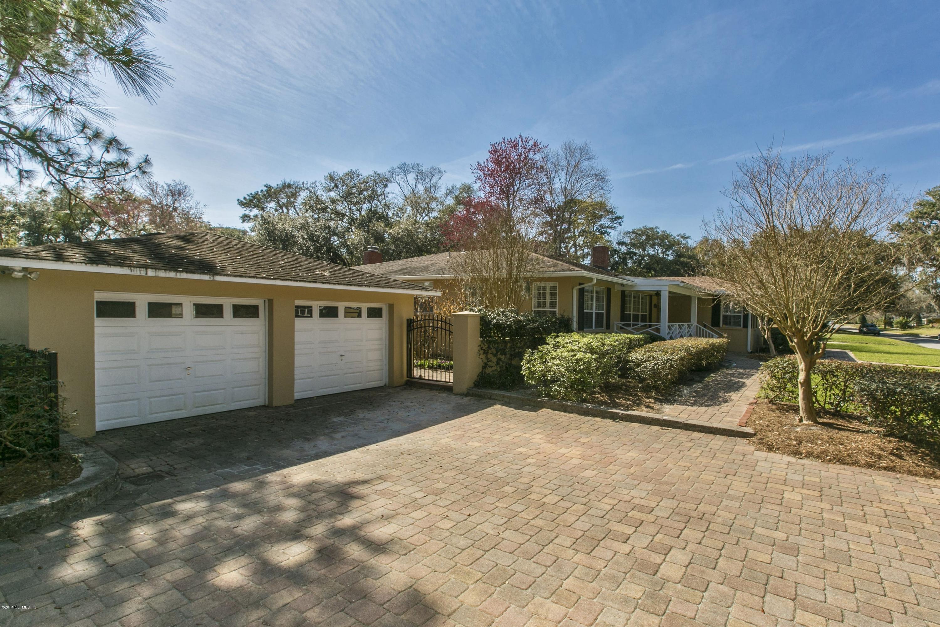 978 Waterman Road North Jacksonville, FL 32207 - Photo 3 of 29 026_Garage