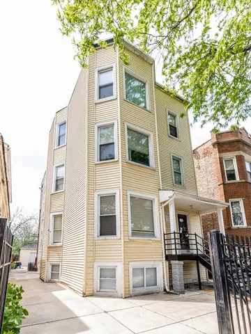 $1,950 | 2310 North Kenneth Avenue, Unit 3, Chicago, IL 60639