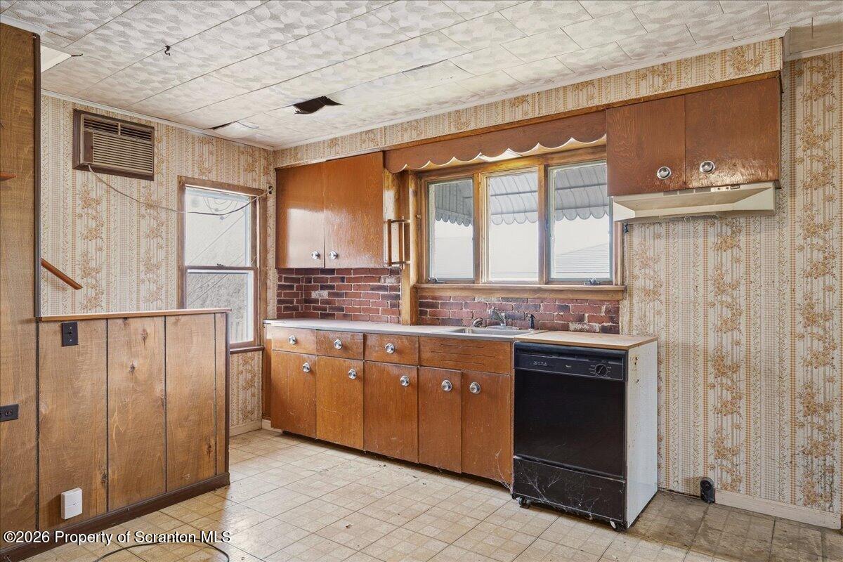910-912 Hampton Street Scranton, PA 18504 - Photo 16 of 35 910- Kitchen