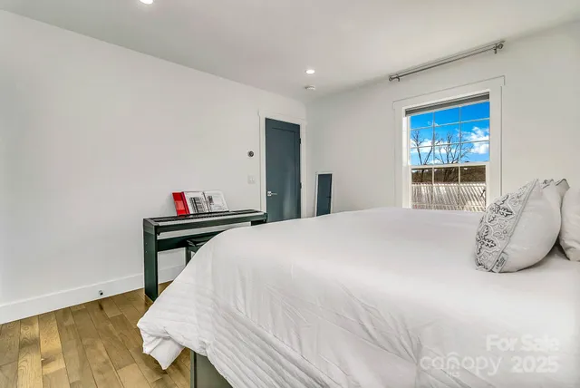 $525,000 | 215 East Oakview Road, Asheville, NC 28806