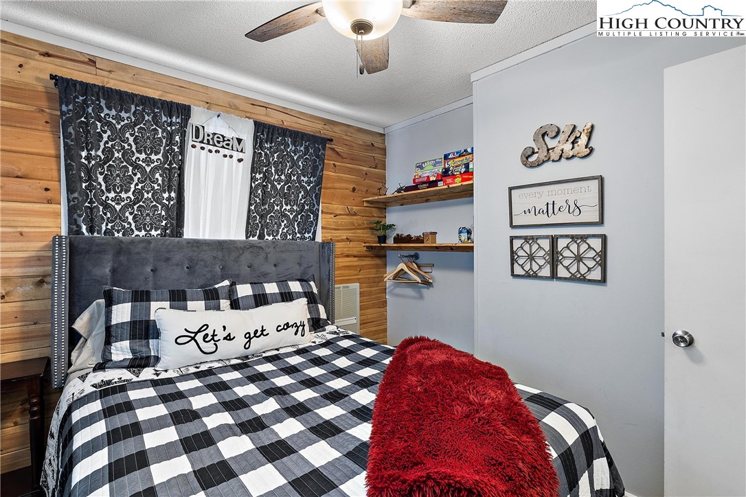 301 Pinnacle Inn Road, Unit 3302 Beech Mountain, NC 28604 - Photo 9 of 44 a bedroom with a bed and a mirror