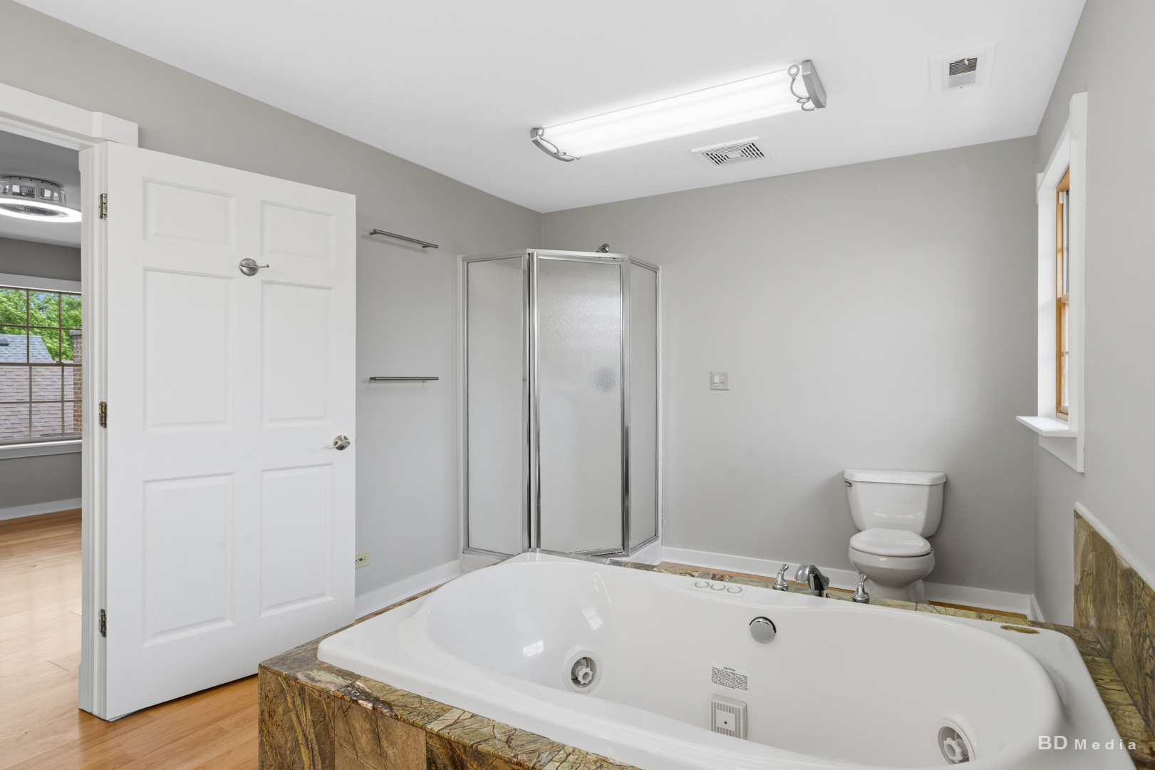 10428 South Springfield Avenue Chicago, IL 60655 - Photo 27 of 43 a bathroom with a tub and a sink