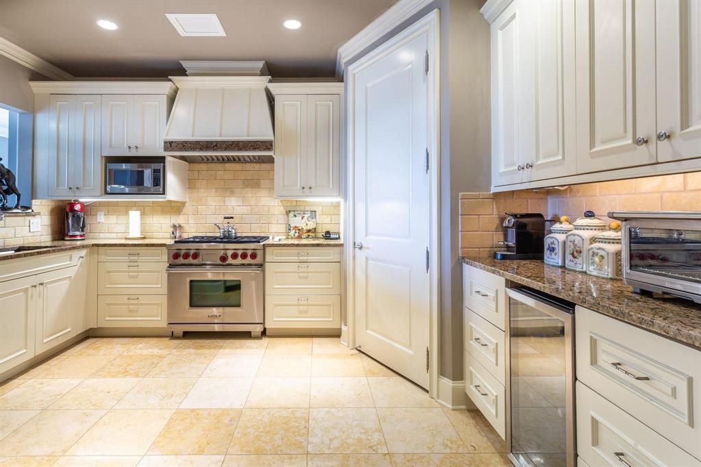2525 North Pearl Street, Unit 1105 Dallas, TX 75201 - Photo 11 of 38 a kitchen with a stove sink and a refrigerator