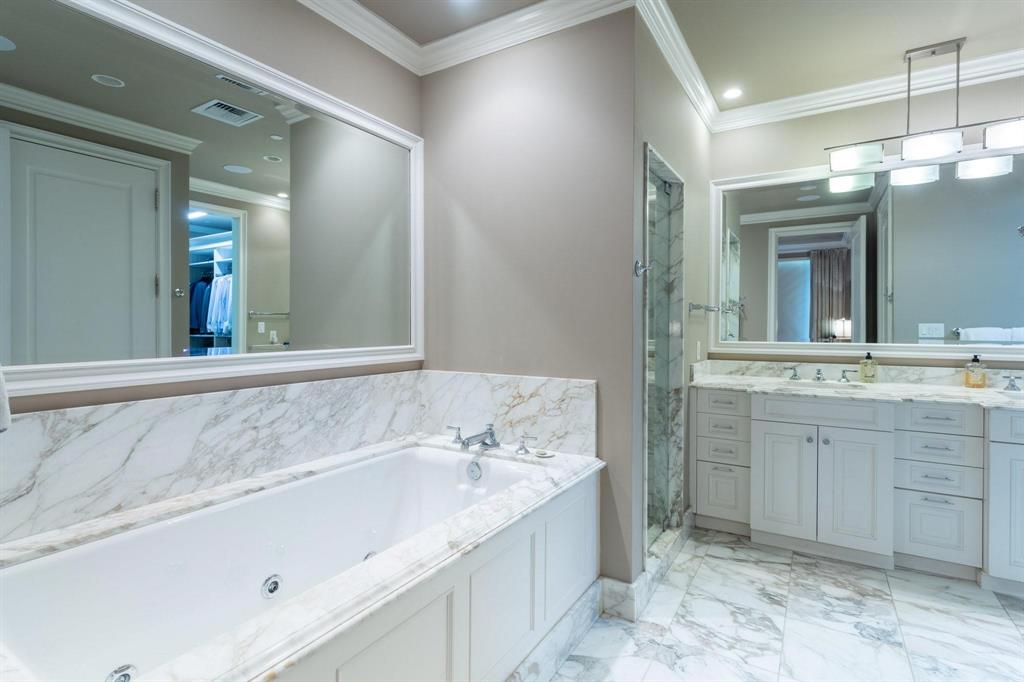 2525 North Pearl Street, Unit 1105 Dallas, TX 75201 - Photo 17 of 38 a bathroom with a tub sink and mirror