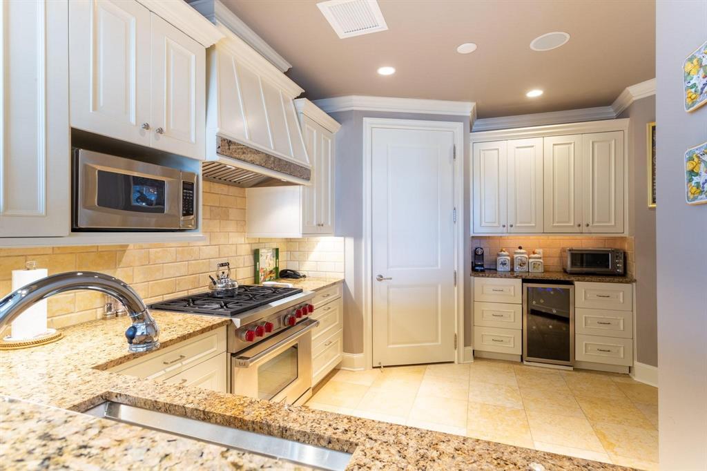 2525 North Pearl Street, Unit 1105 Dallas, TX 75201 - Photo 10 of 38 a kitchen with granite countertop a stove and a sink