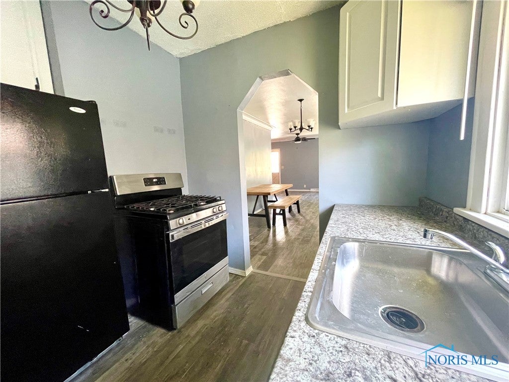 1949 Marlow Road Toledo, OH 43613 - Photo 6 of 13 Kitchen