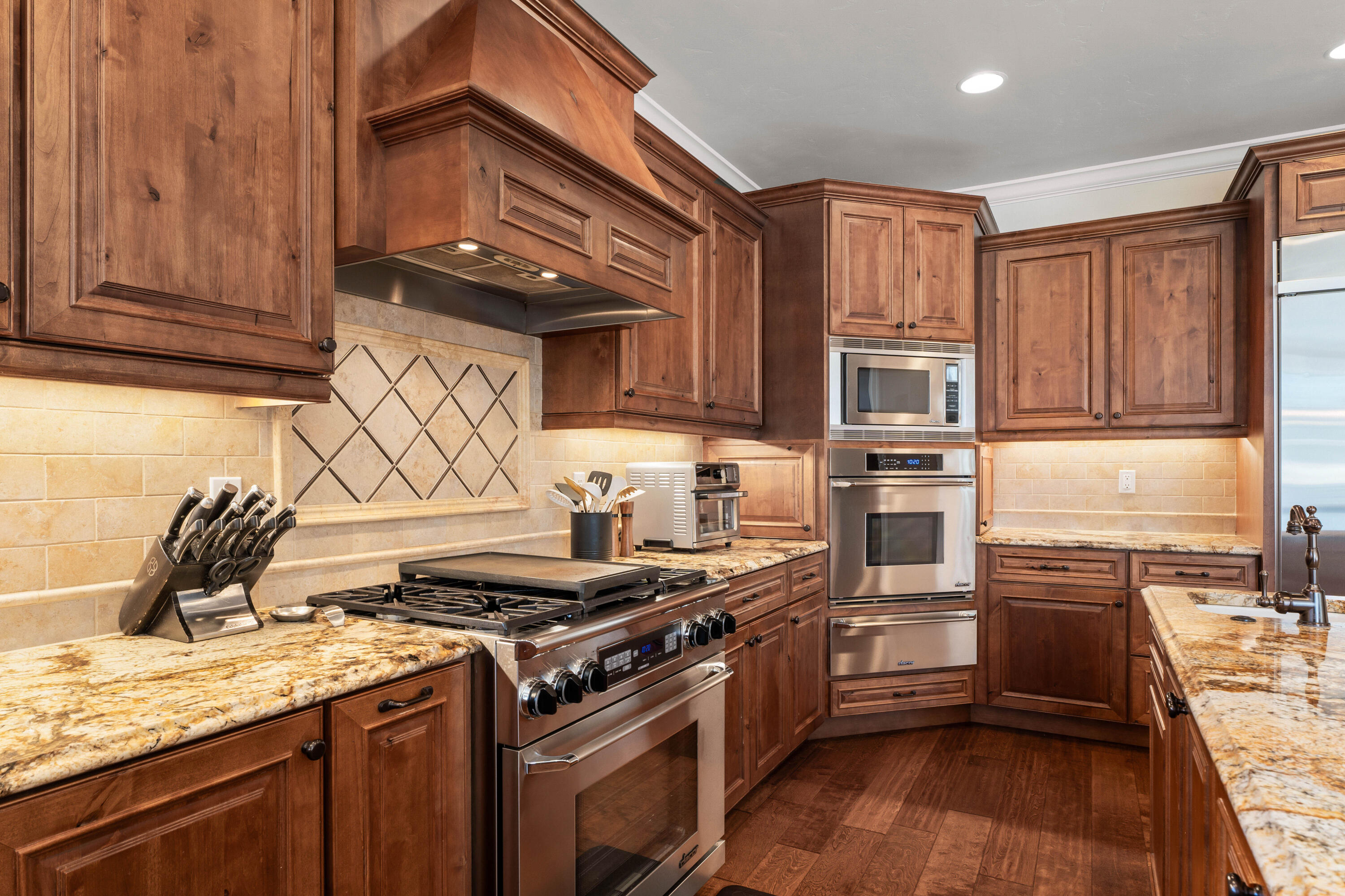 64420 Bailey Road Bend, OR 97703 - Photo 18 of 83 30-Kitchen