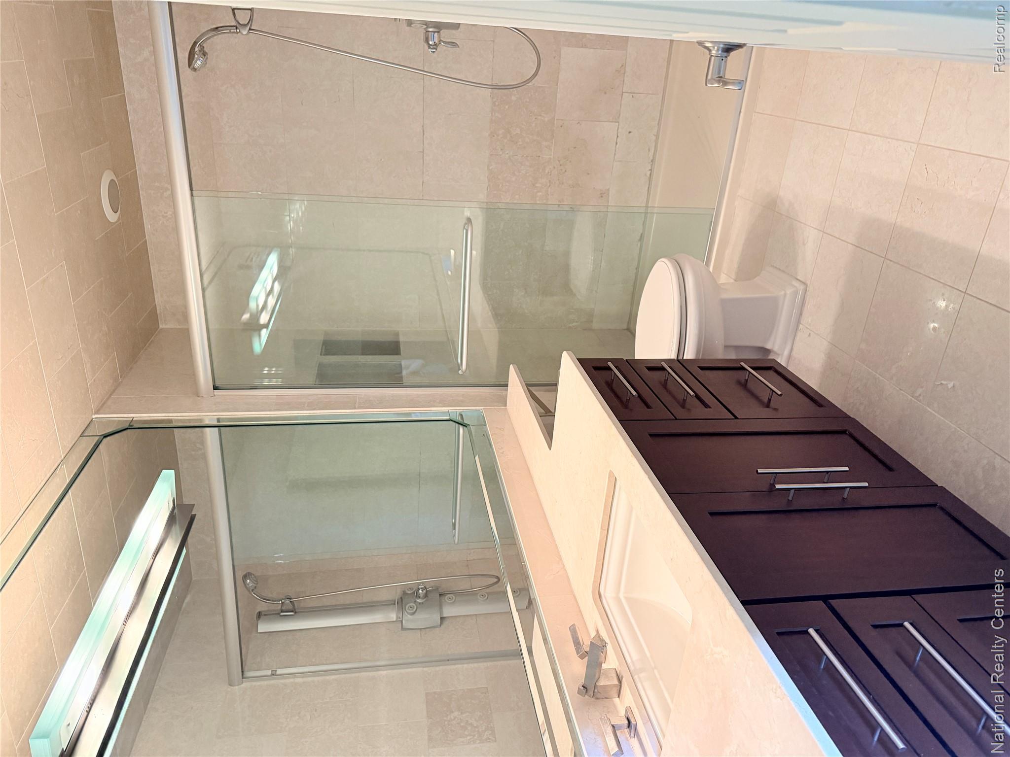 4913 Crooks Road, Unit G4 Royal Oak, MI 48073 - Photo 13 of 19 12_Bathroom.JPG