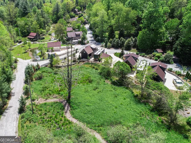 a view of yard with green space