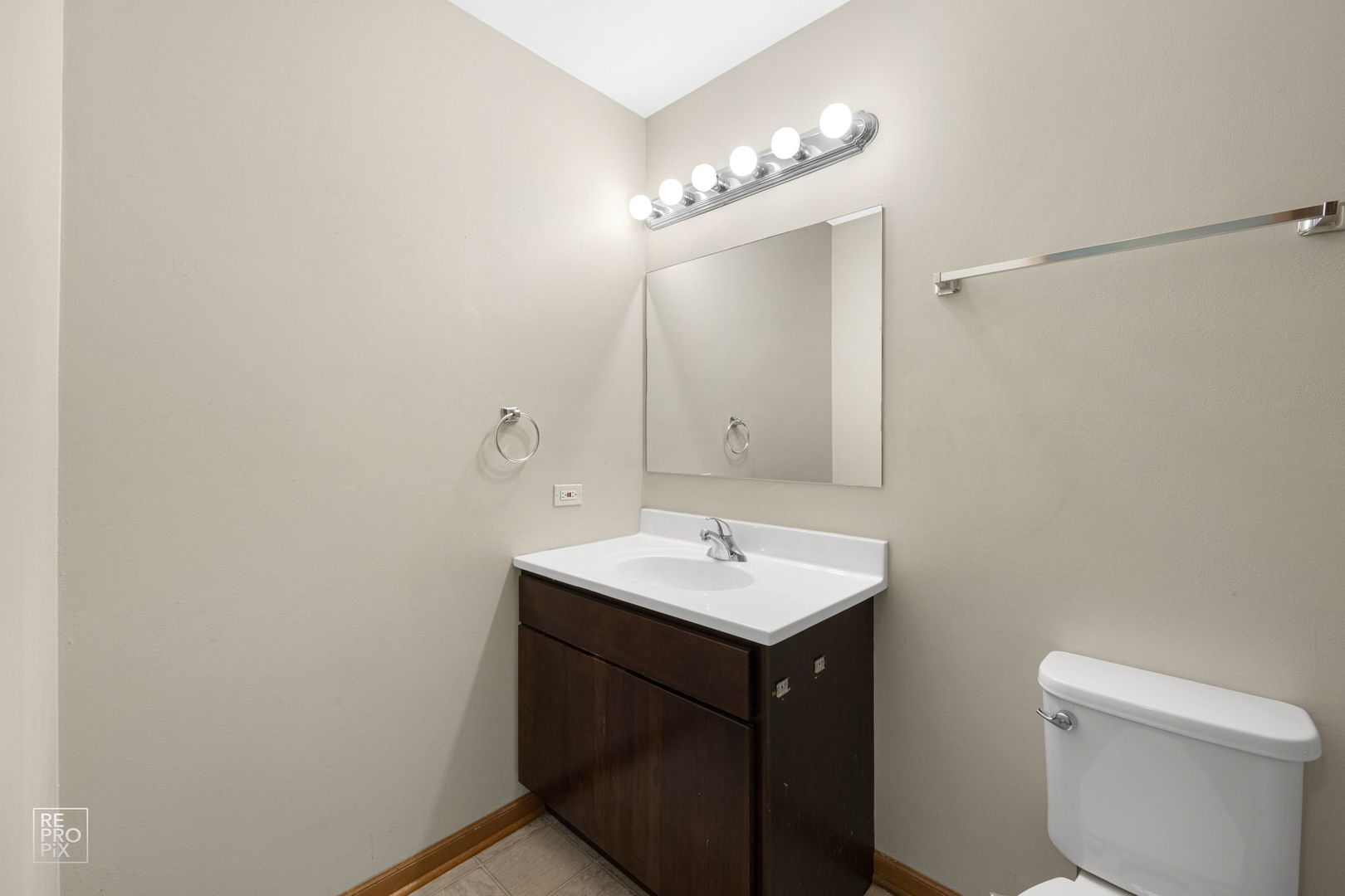 309 Wheatfield Road Matteson, IL 60443 - Photo 13 of 22 a bathroom with a toilet a sink and mirror
