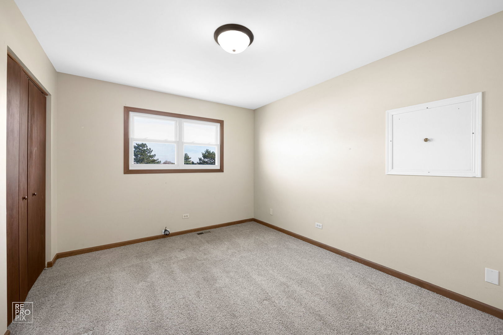 309 Wheatfield Road Matteson, IL 60443 - Photo 14 of 22 an empty room with a window