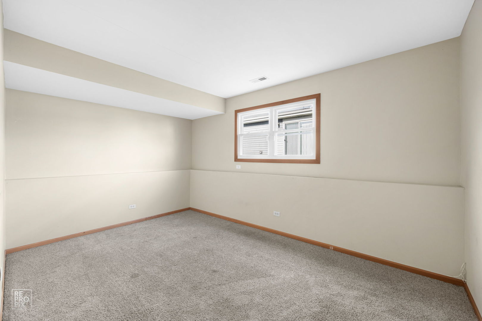 309 Wheatfield Road Matteson, IL 60443 - Photo 20 of 22 an empty room with a window