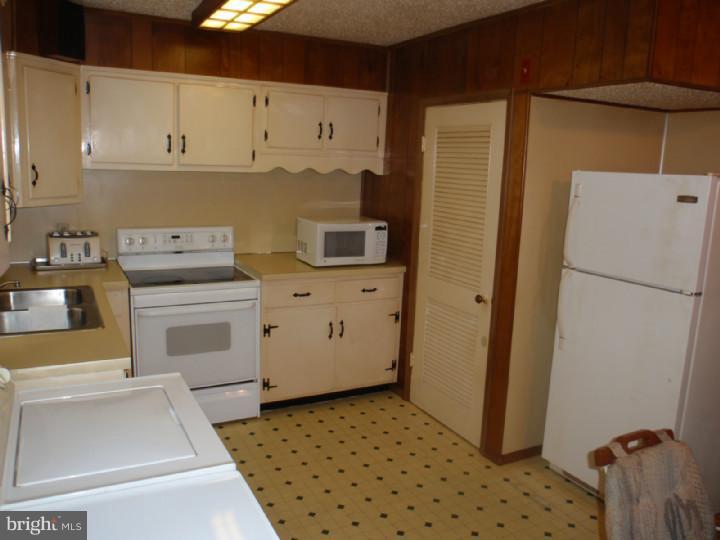 44 Steele Road Dover, DE 19901 - Photo 9 of 25 Kitchen