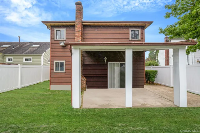 a view of a house with backyard