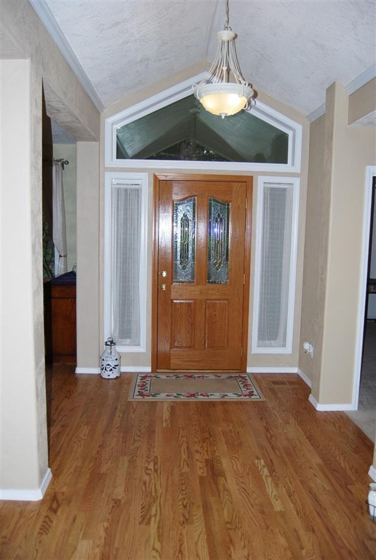 1946 Lampman Road Gold Hill, OR 97525 - Photo 3 of 34 Entry with hardwood floor.