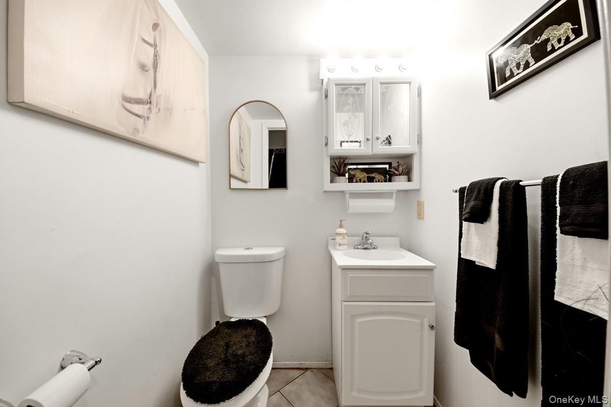 708 Mallard Way Peekskill, NY 10566 - Photo 25 of 29 a bathroom with a sink a toilet and a mirror