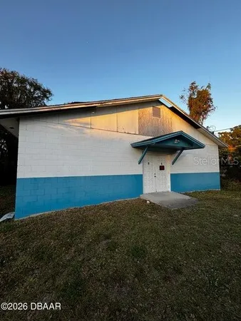 a view of backyard of house