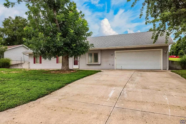 $259,900 | 800 Banner Road, Holton, KS 66436