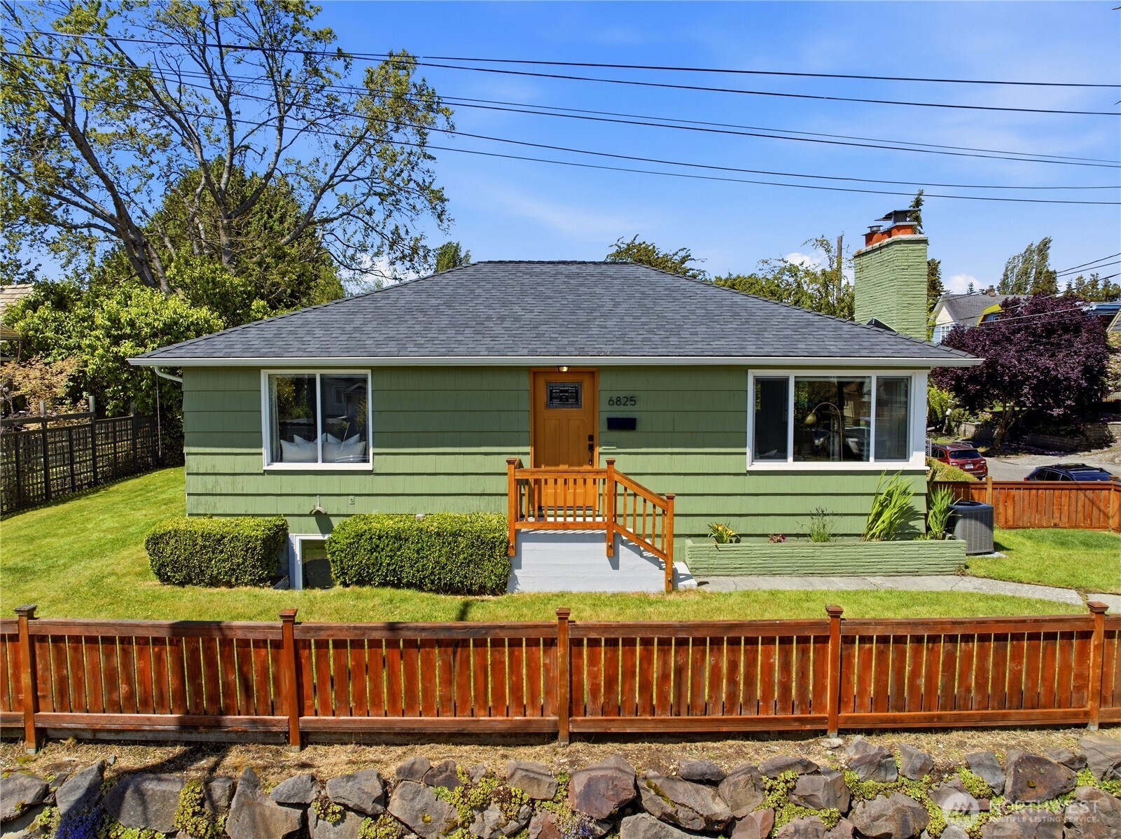 6825 Linden Avenue North Seattle, WA 98103 - Photo 2 of 40