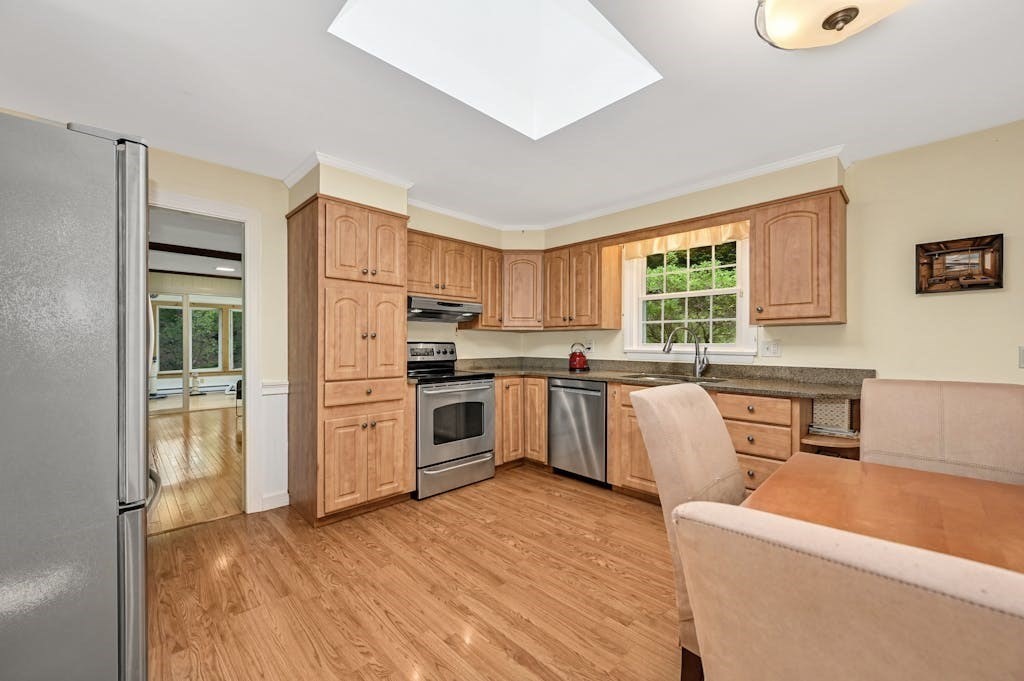 43 Ardmore Road Worcester, MA 01609 - Photo 4 of 32 Gallery Image 4