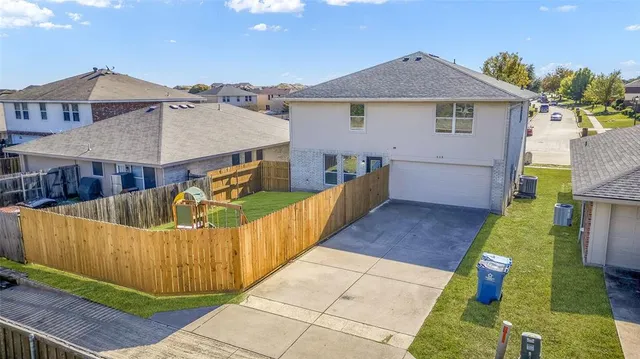 a view of an house with backyard and garden