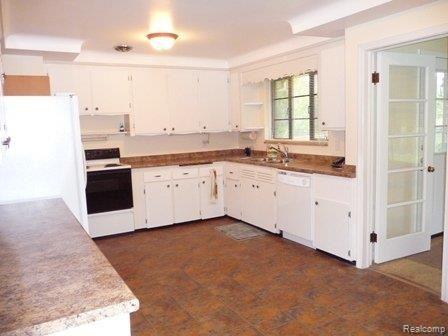 679 North Renaud Road Grosse Pointe, MI 48236 - Photo 5 of 18 Kitchen