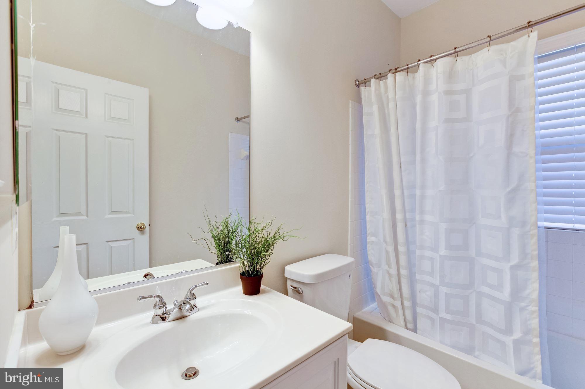 122 South Exeter Street, Unit 126 Baltimore, MD 21202 - Photo 25 of 27 Full hall bath on bedroom level