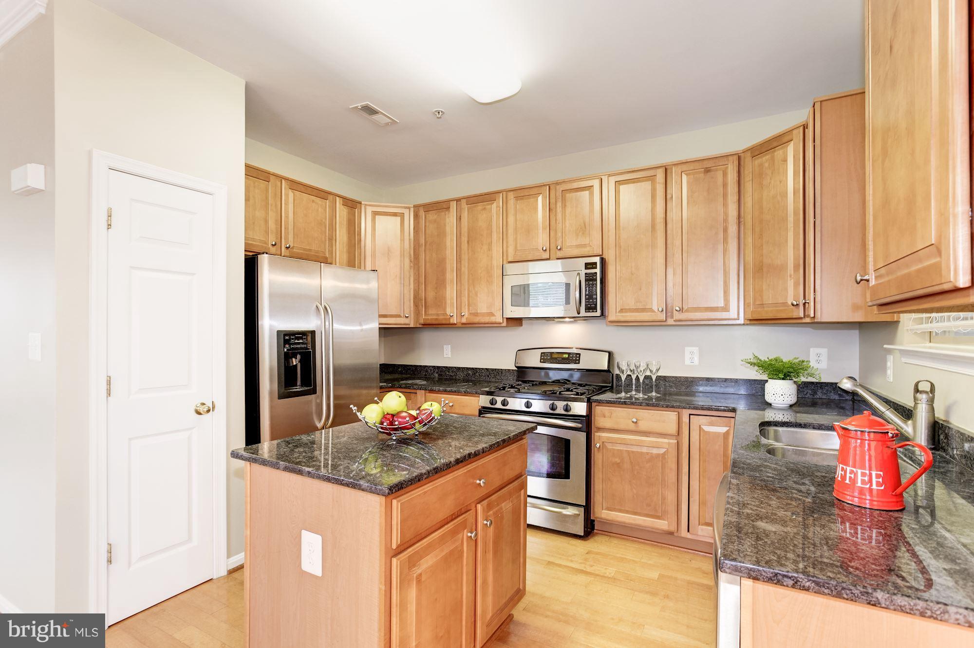 122 South Exeter Street, Unit 126 Baltimore, MD 21202 - Photo 10 of 27 Granite and 42" cabinets