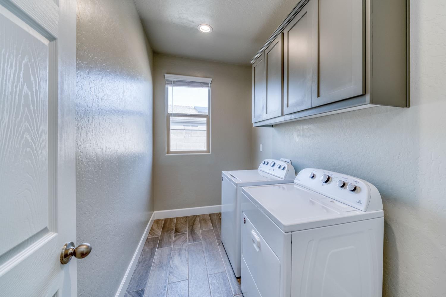 1009 Skylar Lane Clovis, CA 93619 - Photo 14 of 32 a utility room with a sink washer and dryer