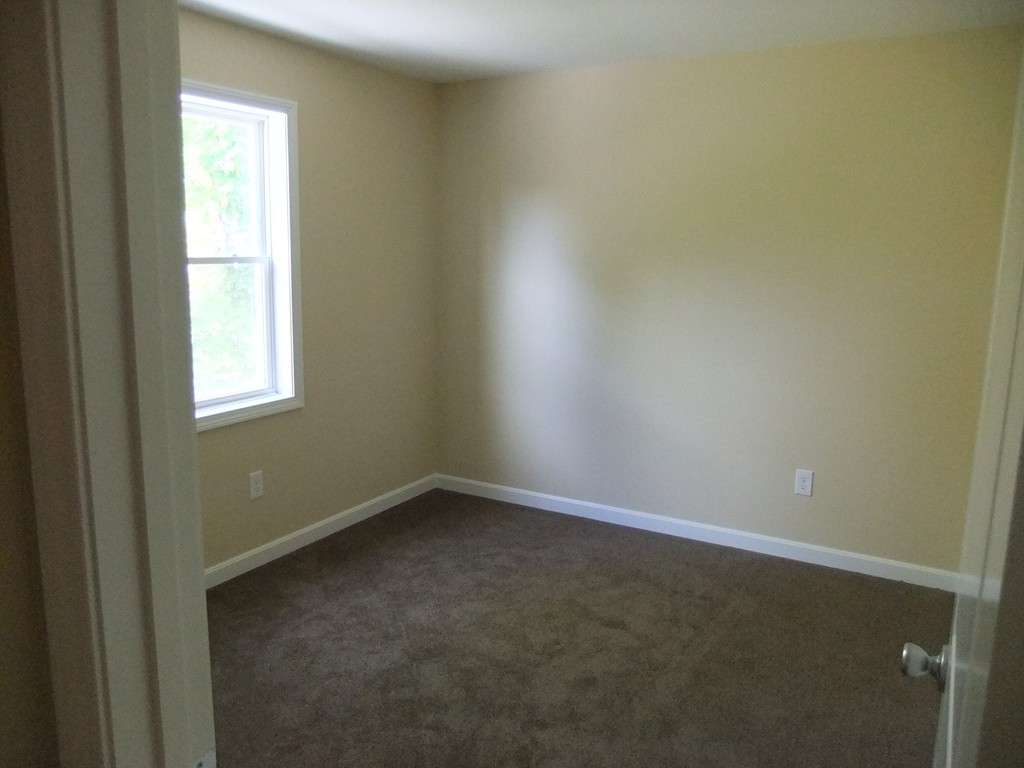 162-164 Corthell Street Springfield, MA 01151 - Photo 11 of 18 an empty room with a window