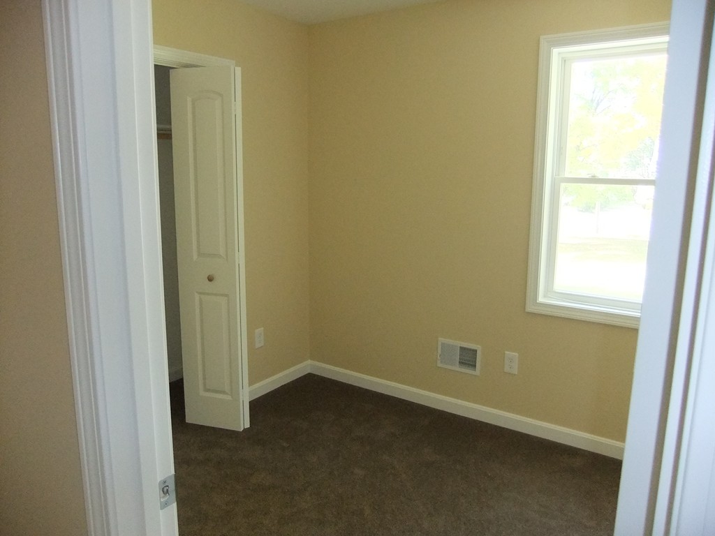 162-164 Corthell Street Springfield, MA 01151 - Photo 10 of 18 an empty room with a window