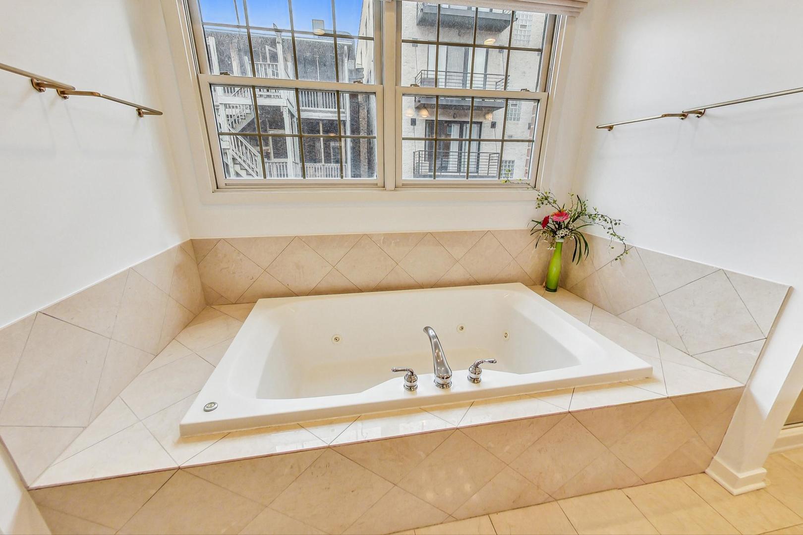 18 North Ada Street, Unit D Chicago, IL 60607 - Photo 27 of 42 a bath tub sitting next to a window