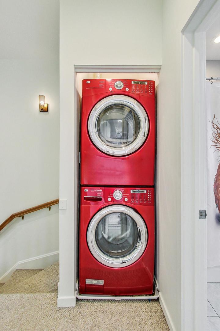18 North Ada Street, Unit D Chicago, IL 60607 - Photo 36 of 42 a utility room with dryer and washer
