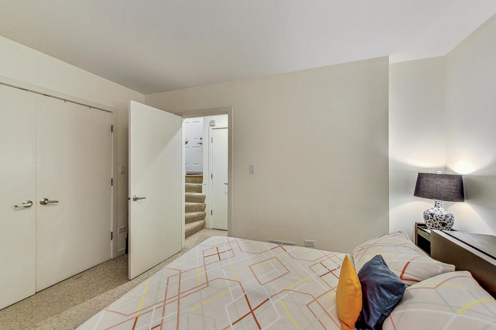 18 North Ada Street, Unit D Chicago, IL 60607 - Photo 41 of 42 a bedroom with a bed and a lamp