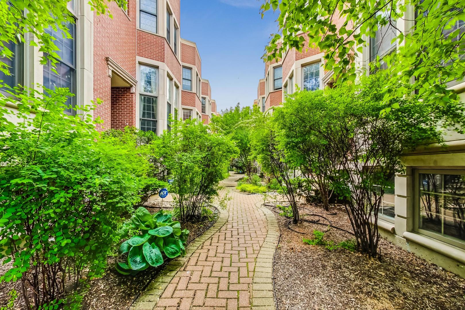 18 North Ada Street, Unit D Chicago, IL 60607 - Photo 6 of 42 a view of a pathway both side of the house