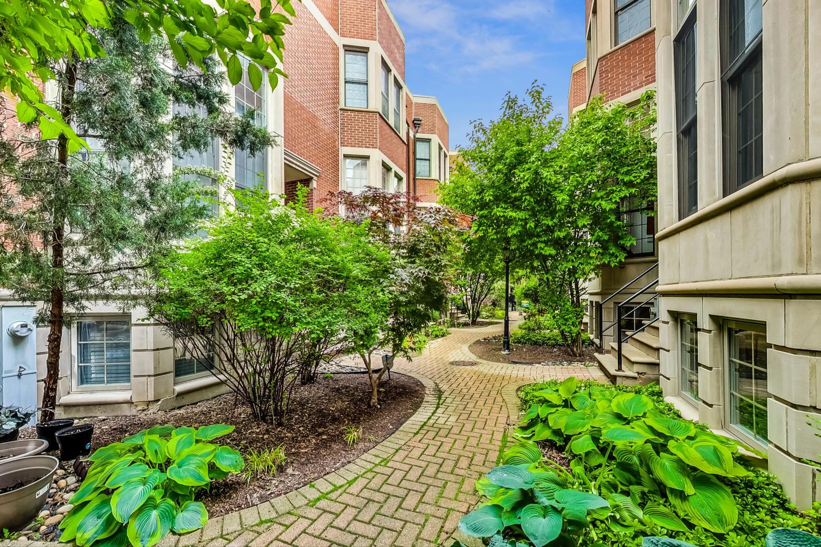 18 North Ada Street, Unit D Chicago, IL 60607 - Photo 8 of 42 a couple of table and chairs in the patio in front of a building
