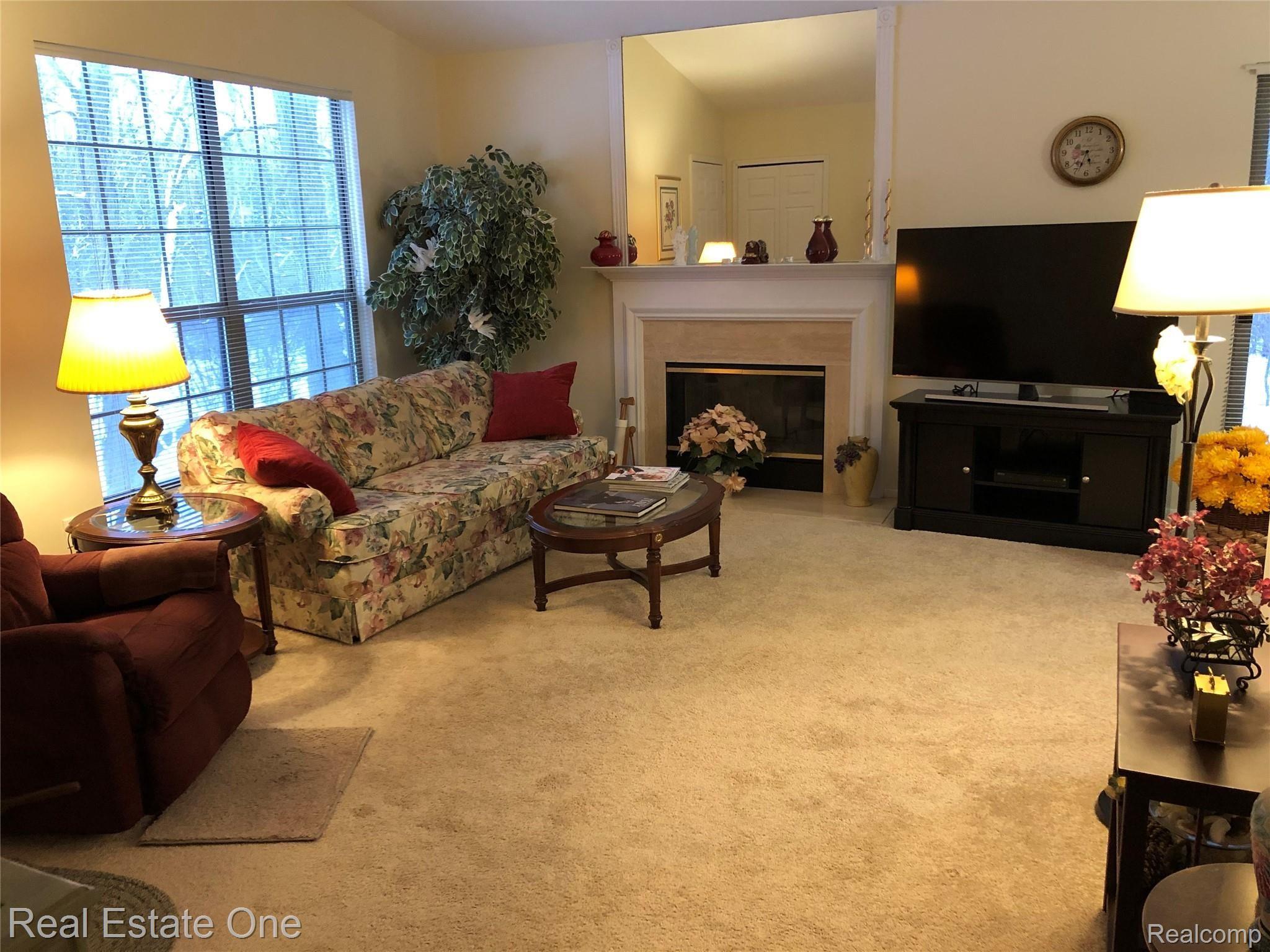 200 Pine Tree Ridge, Unit 1 Waterford, MI 48327 - Photo 8 of 31 IMG_5069 2.jpg