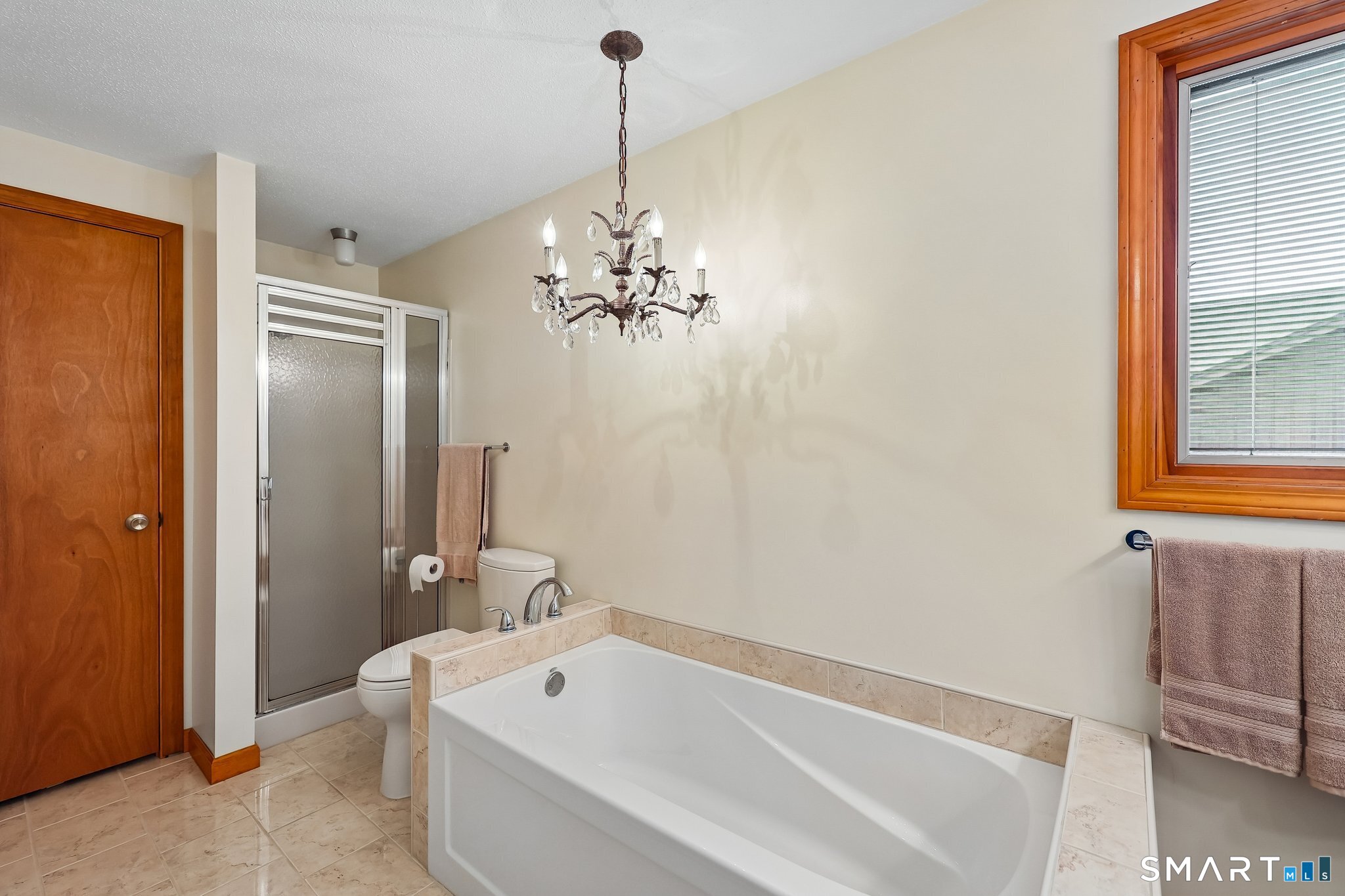 46 Stonegate Drive Wethersfield, CT 06109 - Photo 20 of 36 MAIN FLOOR PRIMARY BEDROOM FULL BATH- WITH SOAKER TUB AND SHOWER AND CLOSET